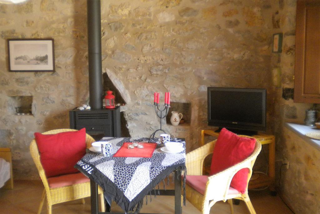 Arcadian Stone House In A Quiet Landscape, Leonidion Villa Poulithra Bagian luar foto